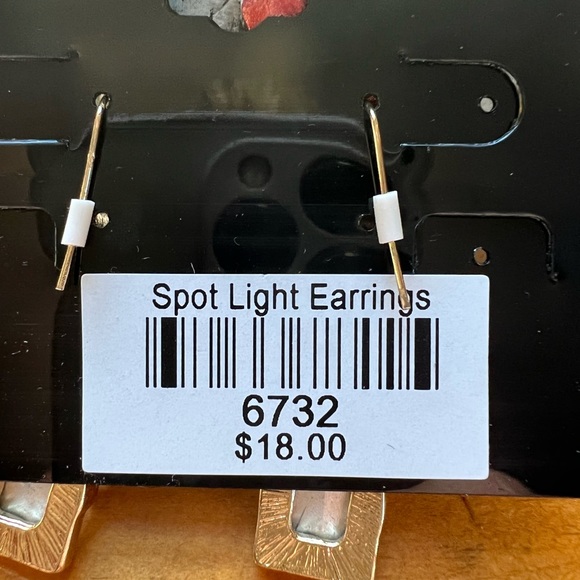 🌻 Traci Lynn gold tone earrings with rectangle clear gemstones. - Picture 3 of 3